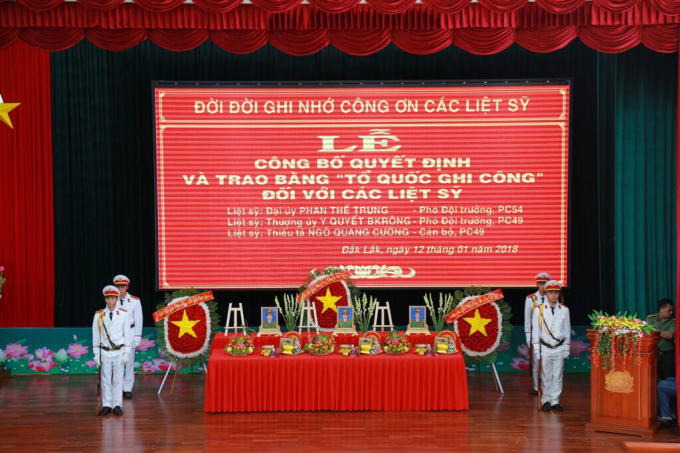 Lễ công bố Quyết định trao bằng Tổ quốc ghi công cho 3 chiến sĩ hi sinh.