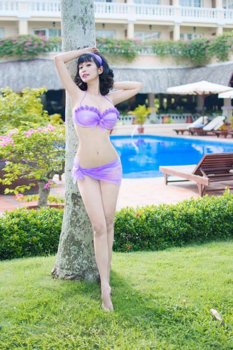 L&ecirc; Kiều Như mặc bikini tự thiết kế từ t&uacute;i đựng r&aacute;c