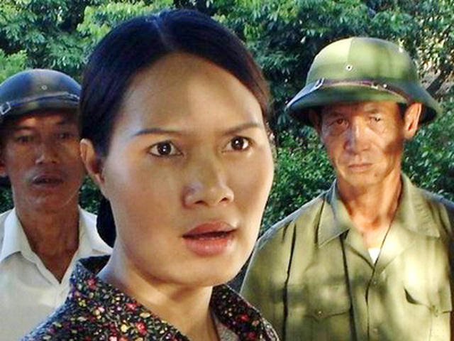 Mai Hoa vào vai cô trưởng thôn tên Tám trong phim