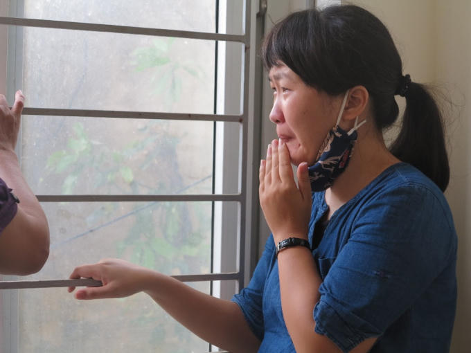 Người thân thuyền viên đang mất tích ngóng đợi thông từ đoàn cứu hộ.