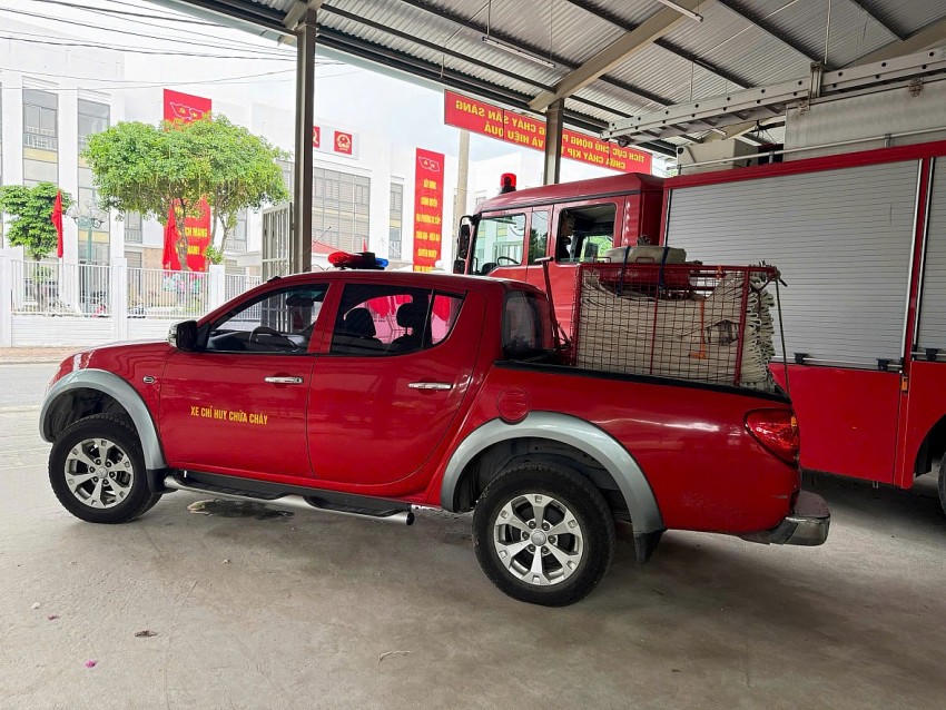 Xe kéo vòi chữa cháy nhỏ gọn đặt trên xe chỉ huy chữa cháy.