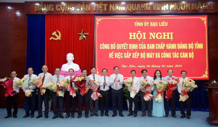 Ông Huỳnh Quốc Việt - Ủy viên dự khuyết BCH TW Đảng, Phó Bí thư Thường trực Tỉnh ủy (bên phải) và ông Phạm Văn Thiều - Phó Bí thư Tỉnh ủy, Chủ tịch UBND tỉnh Bạc Liêu, tặng hoa cho các Bí thư các đảng đoàn, Ban cán sự Đảng và Đảng ủy khối các cơ quan tỉnh kết thúc hoạt động.