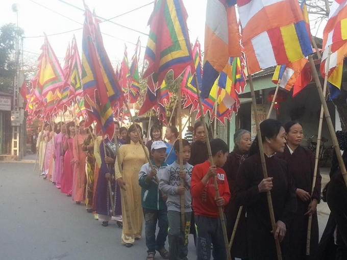 Nghi thức rước Thánh có sự tham gia đông đảo người dân, với đầy đủ các tầng lớp tham gia.