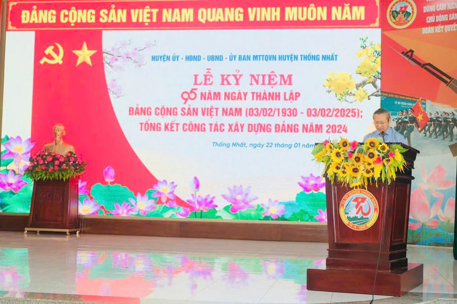 Ông Cao Tiến Sỹ - Bí thư Huyện ủy Thống Nhất phát biểu tại buổi gặp mặt.