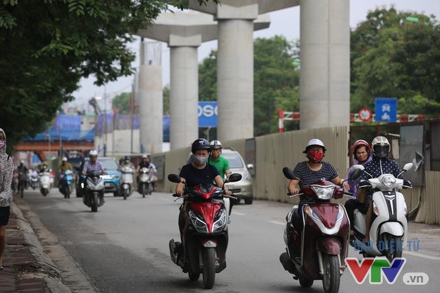 Khói bụi, tắc đường ám ảnh người dân dọc tuyến Nhổn – Ga Hà Nội