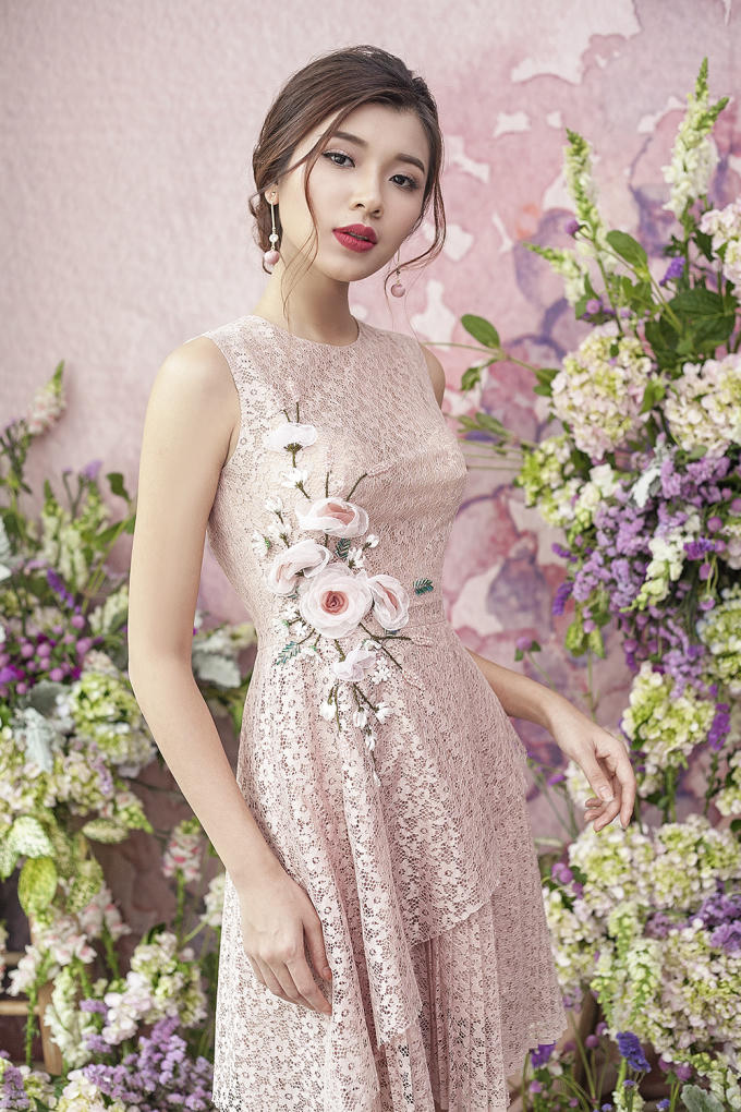 Thiết kế ngắn trên gối, phù hợp với phong cách quyến rũ của Amy trở nên cuốn hút hơn khi phối cùng vải xuyên thấu mỏng manh bên trên.