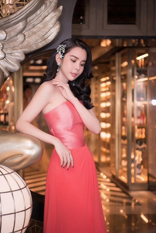 Ngày càng trở nên xinh đẹp và có “gout” khi lựa chọn những bộ trang phục bắt mắt, đầy cuốn hút trên thảm đỏ, Huỳnh Vy một lần nữa cho thấy bản thân thêm phần sắc sảo và đẹp lên từng ngày.