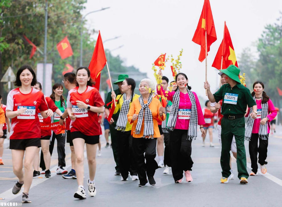 Thu hút đông đảo các vận động viên đủ các lứa tuổi - Ảnh BTC cung cấp.
Giải đấu lan tỏa phong trào rèn luyện thể thao, nâng cao sức khỏe thể chất, tinh thần cho cán bộ, chiến sĩ và các tầng lớp nhân dân - Ảnh BTC cung cấp.
Đồng thời, thể hiện lòng tri ân sâu sắc đối với Chủ tịch Hồ Chí Minh vĩ đại - Ảnh BTC cung cấp.
Cờ đỏ sao vàng tung bay trên đường chạy "Hành trình theo chân Bác - Vì an ninh Tổ quốc", hướng về Lễ hội Làng Sen năm 2025 - Ảnh BTC cung cấp.
Những khoảnh khắc ấn tượng của giải đấu - Ảnh BTC cung cấp.
Giải đấu được tổ chức chuyên nghiệp, đảm bảo an toàn, công bằng và lan tỏa tinh thần thể thao rộng khắp - Ảnh BTC cung cấp.
Trao giải cho các vận động viên đạt thành tích cao - Ảnh BTC cung cấp.
Giải đấu lan tỏa phong trào rèn luyện thể thao, nâng cao sức khỏe thể chất, tinh thần cho cán bộ, chiến sĩ và các tầng lớp nhân dân - Ảnh BTC cung cấp.
Đồng thời, thể hiện lòng tri ân sâu sắc đối với Chủ tịch Hồ Chí Minh vĩ đại - Ảnh BTC cung cấp.
Cờ đỏ sao vàng tung bay trên đường chạy "Hành trình theo chân Bác - Vì an ninh Tổ quốc", hướng về Lễ hội Làng Sen năm 2025 - Ảnh BTC cung cấp.
Những khoảnh khắc ấn tượng của giải đấu - Ảnh BTC cung cấp.
Giải đấu được tổ chức chuyên nghiệp, đảm bảo an toàn, công bằng và lan tỏa tinh thần thể thao rộng khắp - Ảnh BTC cung cấp.
Trao giải cho các vận động viên đạt thành tích cao - Ảnh BTC cung cấp.
Đồng thời, thể hiện lòng tri ân sâu sắc đối với Chủ tịch Hồ Chí Minh vĩ đại - Ảnh BTC cung cấp.
Cờ đỏ sao vàng tung bay trên đường chạy "Hành trình theo chân Bác - Vì an ninh Tổ quốc", hướng về Lễ hội Làng Sen năm 2025 - Ảnh BTC cung cấp.
Những khoảnh khắc ấn tượng của giải đấu - Ảnh BTC cung cấp.
Giải đấu được tổ chức chuyên nghiệp, đảm bảo an toàn, công bằng và lan tỏa tinh thần thể thao rộng khắp - Ảnh BTC cung cấp.
Trao giải cho các vận động viên đạt thành tích cao - Ảnh BTC cung cấp.
Cờ đỏ sao vàng tung bay trên đường chạy "Hành trình theo chân Bác - Vì an ninh Tổ quốc", hướng về Lễ hội Làng Sen năm 2025 - Ảnh BTC cung cấp.
Những khoảnh khắc ấn tượng của giải đấu - Ảnh BTC cung cấp.
Giải đấu được tổ chức chuyên nghiệp, đảm bảo an toàn, công bằng và lan tỏa tinh thần thể thao rộng khắp - Ảnh BTC cung cấp.
Trao giải cho các vận động viên đạt thành tích cao - Ảnh BTC cung cấp.
Những khoảnh khắc ấn tượng của giải đấu - Ảnh BTC cung cấp.
Giải đấu được tổ chức chuyên nghiệp, đảm bảo an toàn, công bằng và lan tỏa tinh thần thể thao rộng khắp - Ảnh BTC cung cấp.
Trao giải cho các vận động viên đạt thành tích cao - Ảnh BTC cung cấp.
Giải đấu được tổ chức chuyên nghiệp, đảm bảo an toàn, công bằng và lan tỏa tinh thần thể thao rộng khắp - Ảnh BTC cung cấp.
Trao giải cho các vận động viên đạt thành tích cao - Ảnh BTC cung cấp.
Trao giải cho các vận động viên đạt thành tích cao - Ảnh BTC cung cấp.