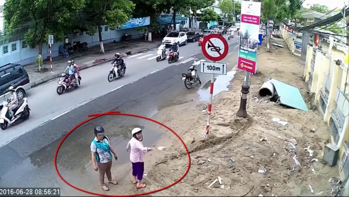 Người phụ nữ ném chiếc bánh mì lấy tại tủ bánh từ thiện vào lề đường.