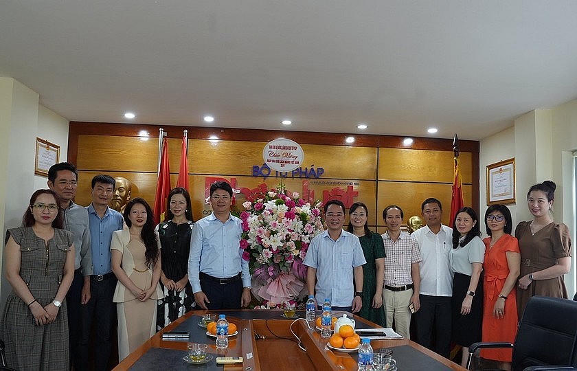 Thứ trưởng Bộ Tư pháp Nguyễn Thanh Tịnh (thứ 6 từ trái sang) chúc mừng Báo PLVN nhân kỷ niệm 99 năm Ngày Báo chí Cách mạng Việt Nam 21/6.