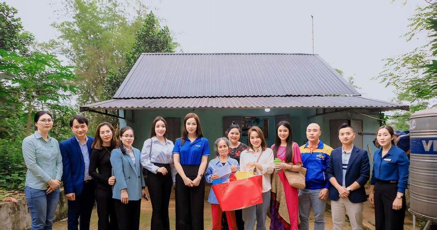 Đại diện Báo Pháp luật Việt Nam và các đơn vị đồng hành trao quà chương trình thiện nguyện “Sống yêu thương" cho hộ bà Nguyễn Thị Hạnh.
