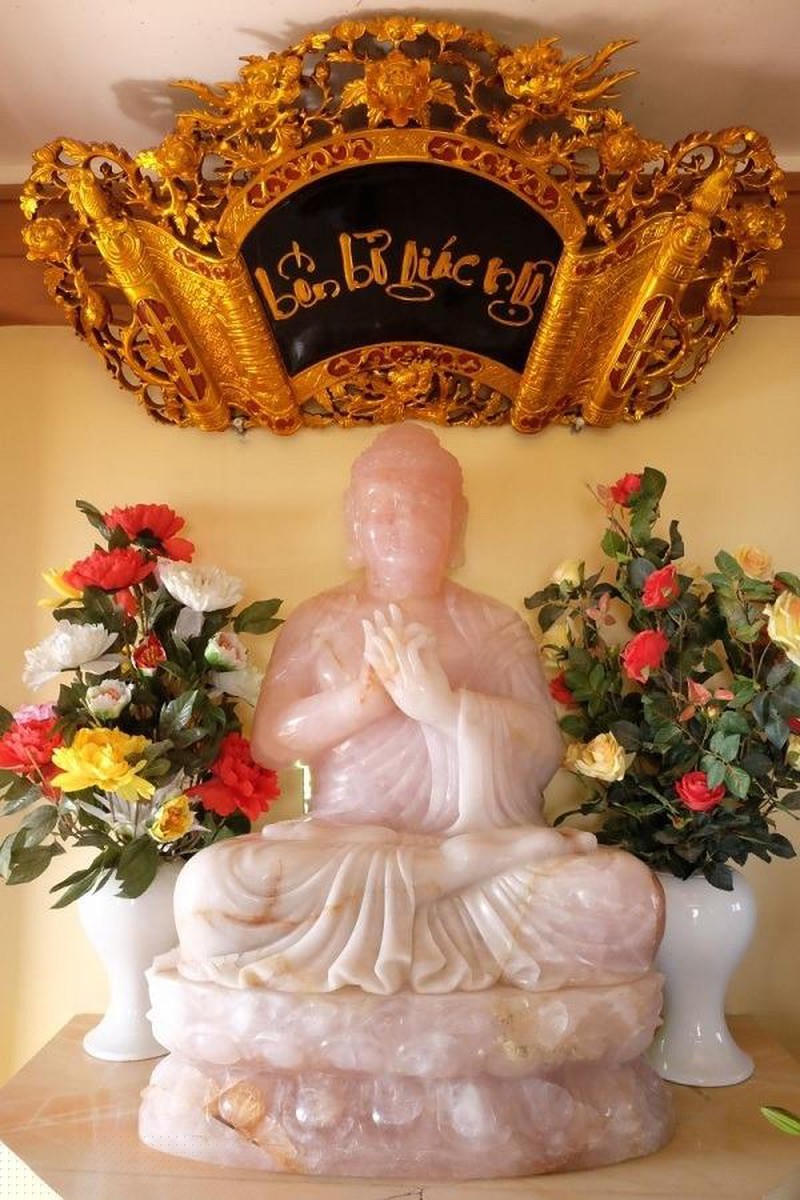 Pho tượng khổng lồ bằng đá hồng ngọc nguyên khối.