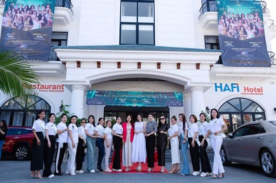 Th.s, Hoa hậu Lê Thị Thơ - Chủ tịch cuộc thi cùng thí sinh