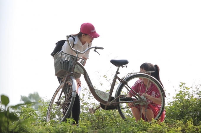 Hoa hậu Việt Nam 2016: Tr&aacute;c Th&uacute;y Mi&ecirc;u nhắc nhở, Chi Bảo bảo vệ th&iacute; sinh HHVN vụng về trước ống k&iacute;nh