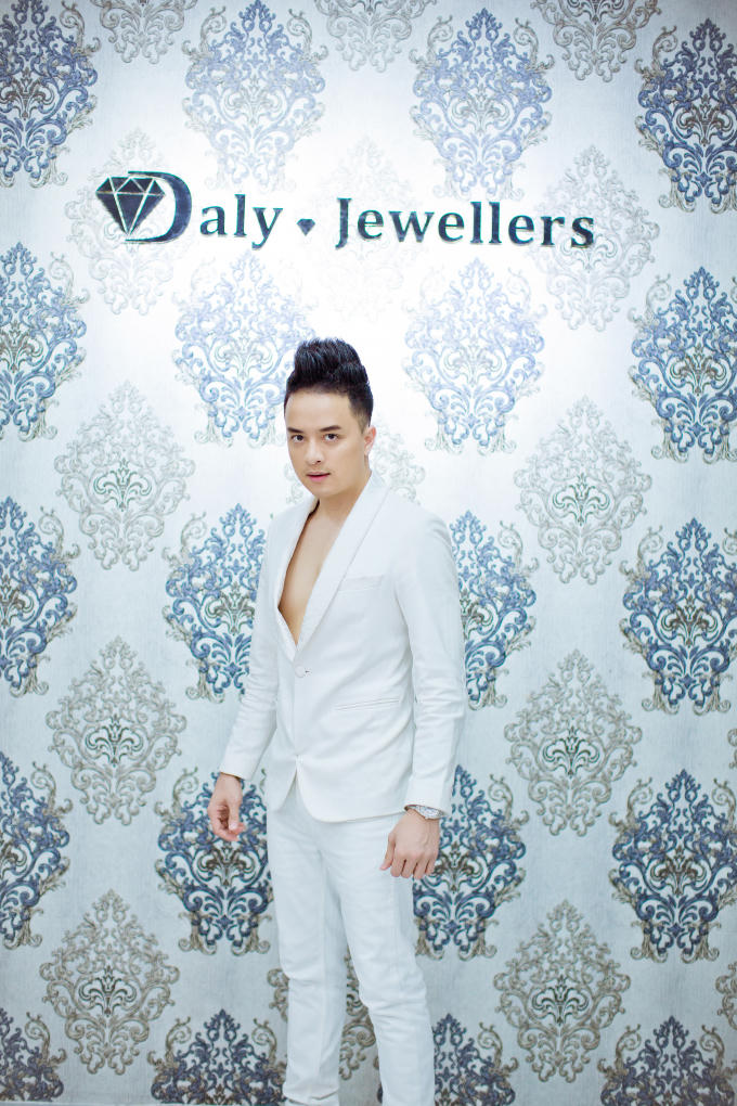 Cao Thái Sơn diện trang phục vô cùng lịch lãm nhưng không kém phần quyến rũ, hút hồn người đối diện.