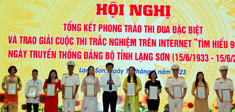 Lãnh đạo Ban Tuyên giáo Tỉnh ủy trao giải cho các cá nhân đạt giải trong cuộc thi trắc nghiệm trên internet “Tìm hiểu 90 năm Ngày truyền thống Đảng bộ tỉnh Lạng Sơn”