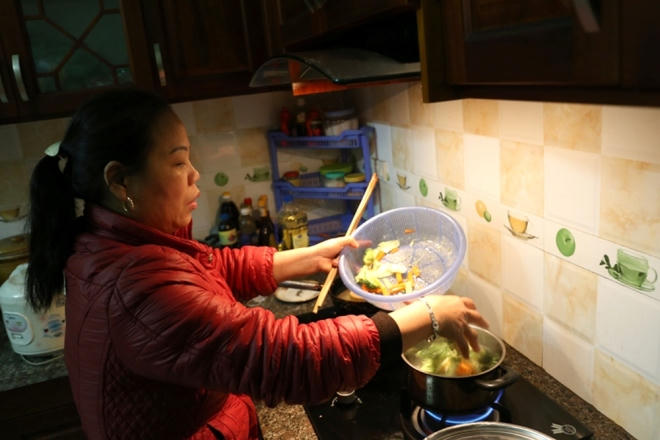 Mâm cỗ cúng của gia đình bà Tuyết không cầu kỳ, thường là đồ chay.