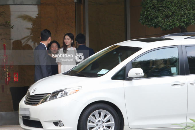 Người đẹp diện trang phục đầm bầu màu trắng, trang điểm nhẹ nhàng và vẫn giữ được vẻ đẹp nổi bật của mình.