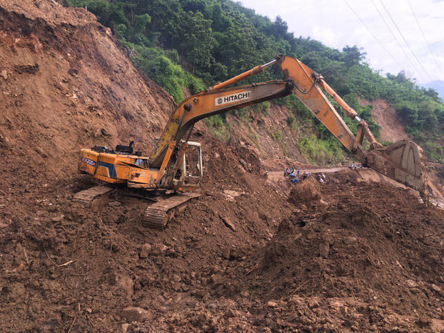 Quốc lộ 15C bị tàn phá tan hoang sau mưa lũ