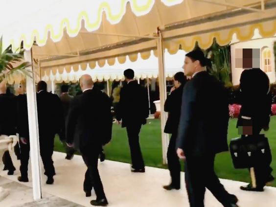 Sĩ quan mang vali hạt nhân phải luôn đi cùng Tổng thống Mỹ. (Ảnh: Independent)