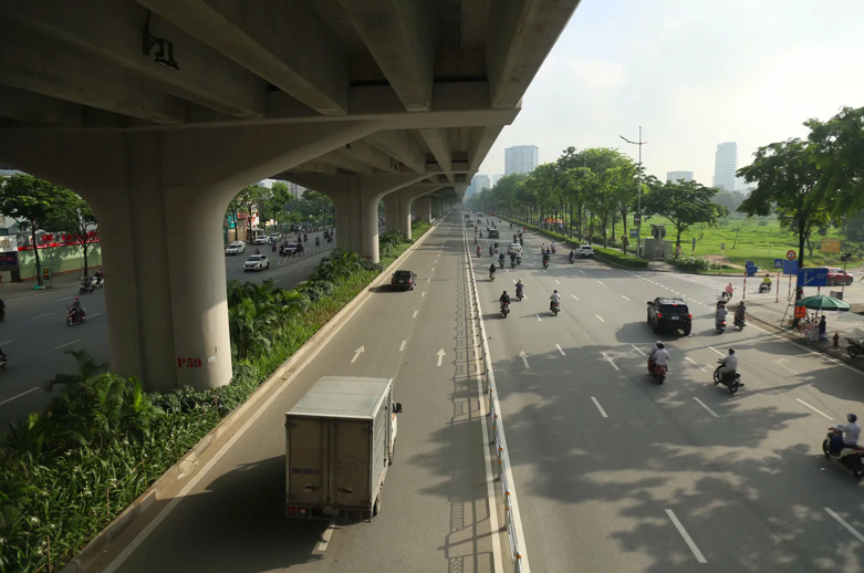Giờ cao điểm nhưng tuyến dường vẫn khá thông thoáng. Ảnh Ngọc Tú