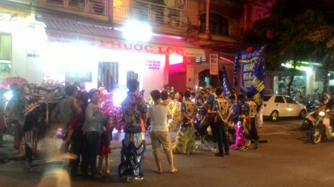 Xem c&aacute;c đội l&acirc;n biểu diễn, c&aacute;c em nhỏ th&iacute;ch th&uacute; reo h&ograve;, người lớn kh&ocirc;ng người t&aacute;n thưởng trước những m&agrave;n biểu diễn đẹp mắt của đội l&acirc;n.