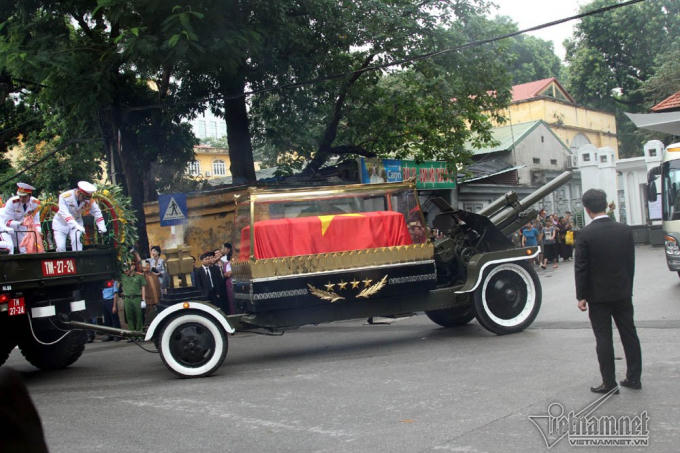 Xe hoa và xe kéo xe tang (phía cuối xe tang là khẩu lựu pháo 122 mm)