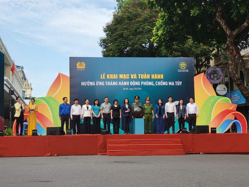 Trung tướng Lê Quốc Hùng, Thứ trưởng Bộ Công an và các đại biểu thực hiện nghi thức khởi động chương trình “Chung một quyết tâm - Vì cộng đồng không ma túy”