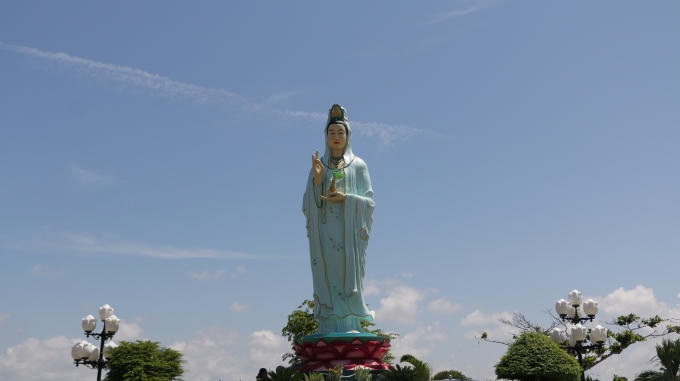 Quán âm Phật đài còn gọi là Mẹ Nam Hải (tọa lạc tại phường Nhà Mát, TP Bạc Liêu, tỉnh Bạc Liêu ) là một trong những điểm du lịch nổi tiếng về tâm linh hằng năm thu hút hàng vạn du khách gần xa đến viếng và chiêm bái.