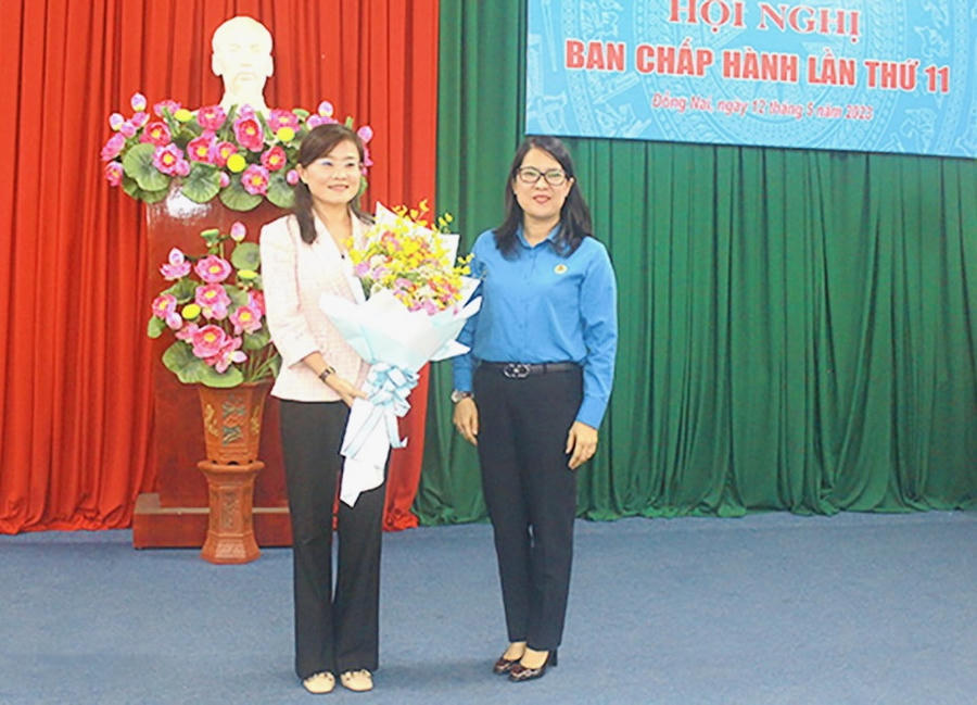 Chủ tịch LĐLĐ tỉnh Đồng Nai Nguyễn Thị Như Ý tặng hóa chúc mừng bà Bùi Thị Bích Thủy. (bìa trái - Ảnh: Báo Đồng Nai)