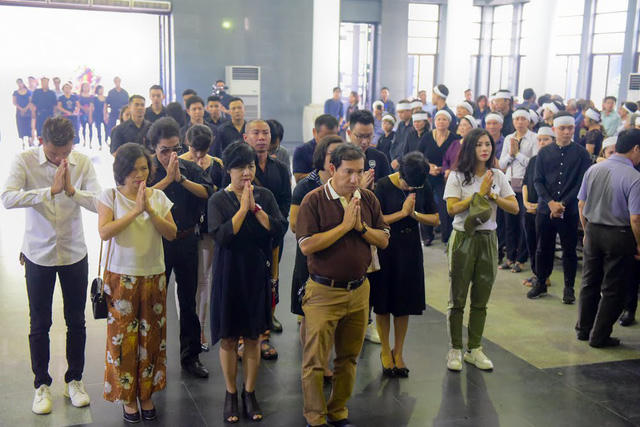 Nghệ sĩ nghẹn ng&agrave;o tiễn biệt đạo diễn Phạm Đ&ocirc;ng Hồng