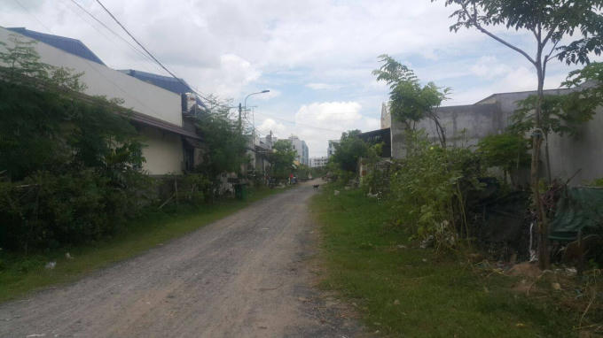 Những ngôi nhà được tự xây cất từ những mảnh đất đồng sở hữu trong các dự án tự phát của các đầu nậu lập ra.