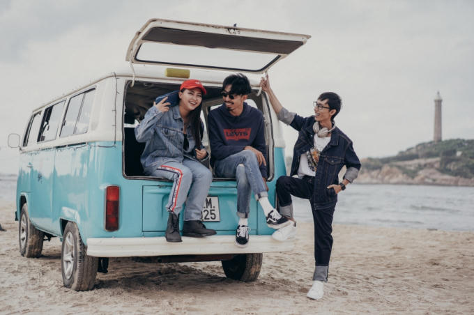 Đồng hành cùng Đen ở Rap Acoustic 4 là những người bạn thân thiết của anh trong âm nhạc lẫn cuộc sống: Lynk Lee, Kimmese, Sỹ Tuệ và Quốc Bảo.