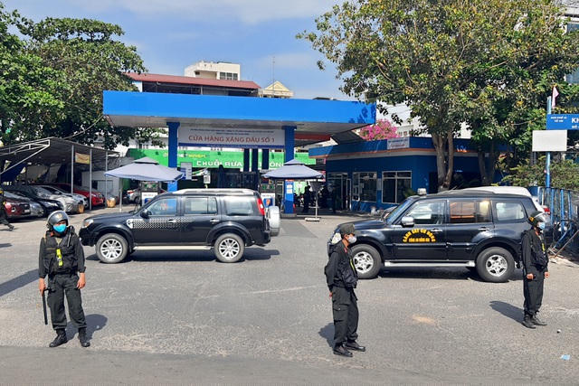 Xe của Công an Đồng Nai có mặt tại cây xăng.