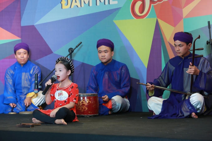 Mai Anh hát Xẩm thập ân.