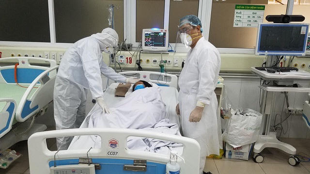 Trong một kíp trực, bác sĩ phải làm việc 12 tiếng liên tục, tiếp xúc gần người bệnh, thăm khám, động viên bệnh nhân.