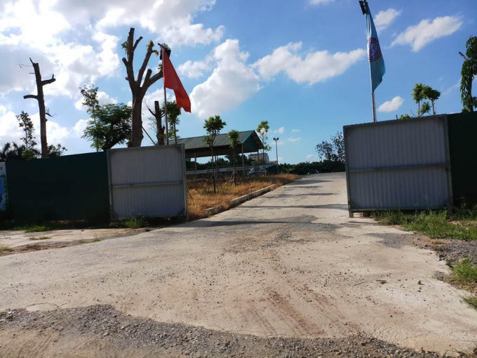 Khu đất dự án được quây tôn kín.
