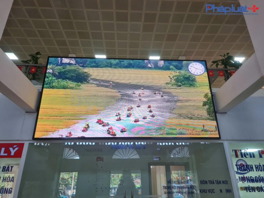 Khu vực trung tâm của bến xe được trang bị một màn hình LED lớn giới thiệu về quê hương, đất nước, con người Việt Nam giúp hành khách thư giãn trong thời gian chờ đời.