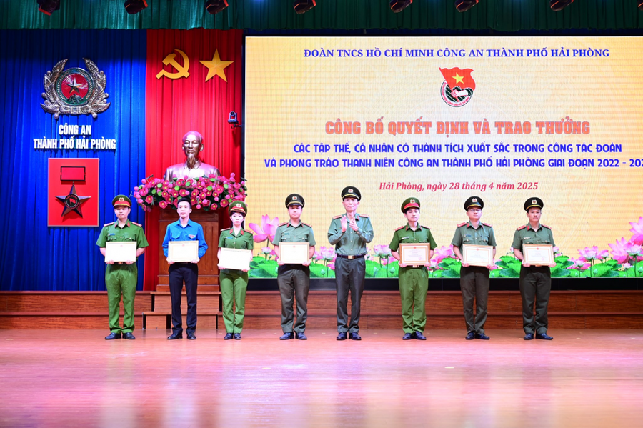 Đại tá Phạm Viết Dũng (thứ 4 từ phải qua trái), Phó Giám đốc CATP trao Giấy khen tặng các tập thể, cá nhân có thành tích xuất sắc.