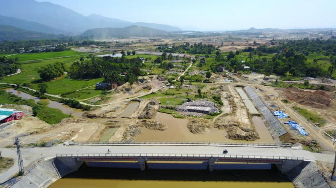 Kênh thoát lũ tổng thể khu vực Hòa Liên bị chậm tiến độ do vướng mắc đền bù giải tỏa.