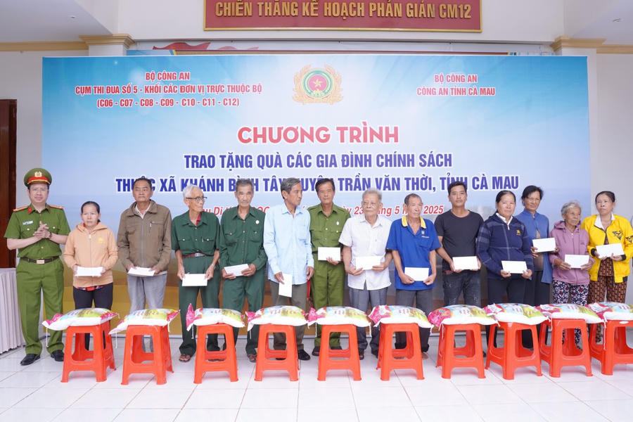 Đoàn Đoàn Cụm thi đua số 05 (Bộ Công an) trao tặng quà cho các gia đình chính sách và hộ gia đình có hoàn cảnh khó khăn trên địa bàn huyện Trần Văn Thời.
