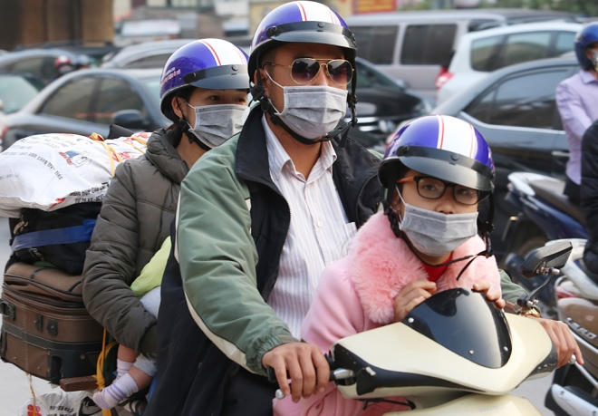 Một gia đình trở về Thủ đô với đồ đạc lỉnh kỉnh đứng chôn chân tại ngã tư Khuất Duy Tiến (Thanh Xuân).