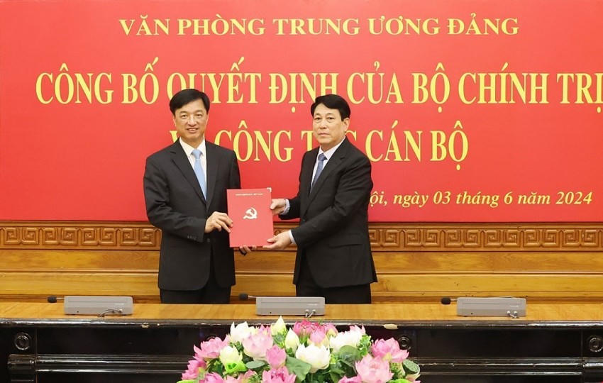 Thường trực Ban Bí thư Lương Cường trao quyết định cho tân Chánh Văn phòng Trung ương Đảng Nguyễn Duy Ngọc. Ảnh: TTXVN