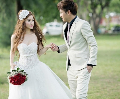 Cô dâu không phải ai khác chính là hot girl Ivy đã từng xuất hiện trong MV ca nhạc của anh. Ảnh: internet.