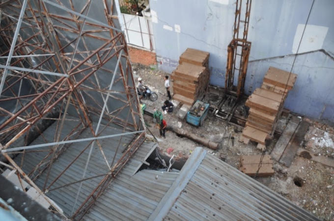 Tường v&agrave; trần nh&agrave; ng&acirc;n h&agrave;ng Eximbank bị hư hại.