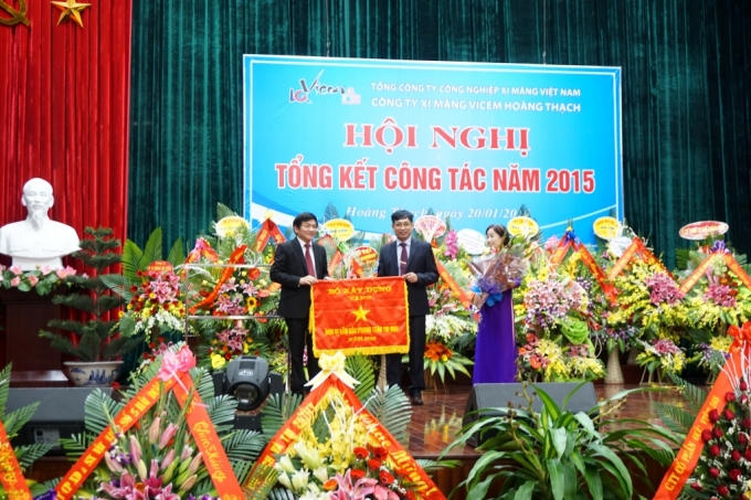 Bộ Xây dựng tặng Bằng khen đơn vị dẫn đầu phong trào thi đua năm 2015 cho VICEM Hoàng Thạch.
