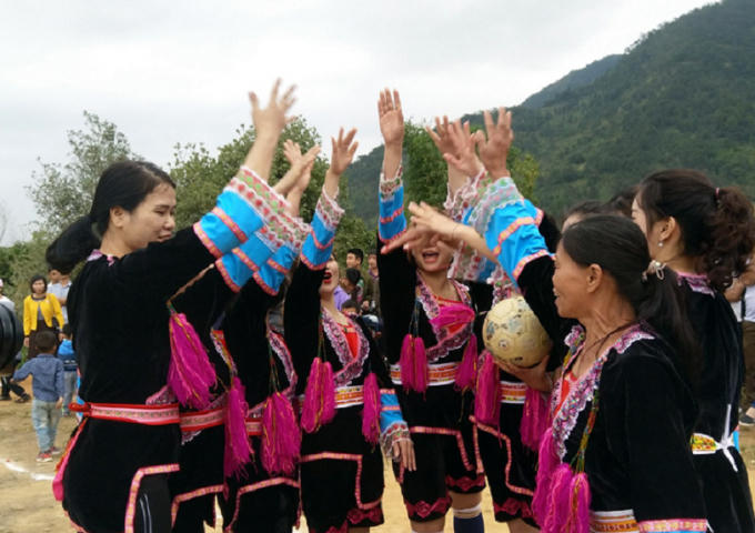 Các nữ cầu thủ thể hiện quyết tâm trước trận đấu.