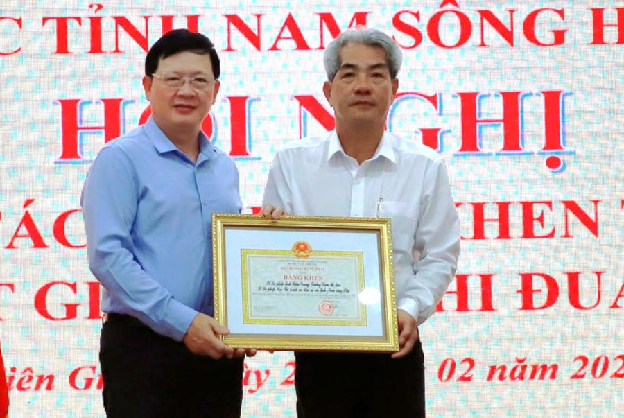 Thứ trưởng Bộ Tư pháp Mai Lương Khôi tặng Bằng khen của Bộ trưởng Bộ Tư pháp cho Sở Tư pháp tỉnh Kiên Giang vì đã có thành tích trong công tác thi đua.