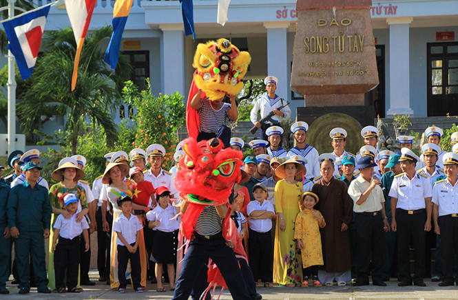 Biểu diễn múa lân dịp tết trên đảo Song Tử Tây