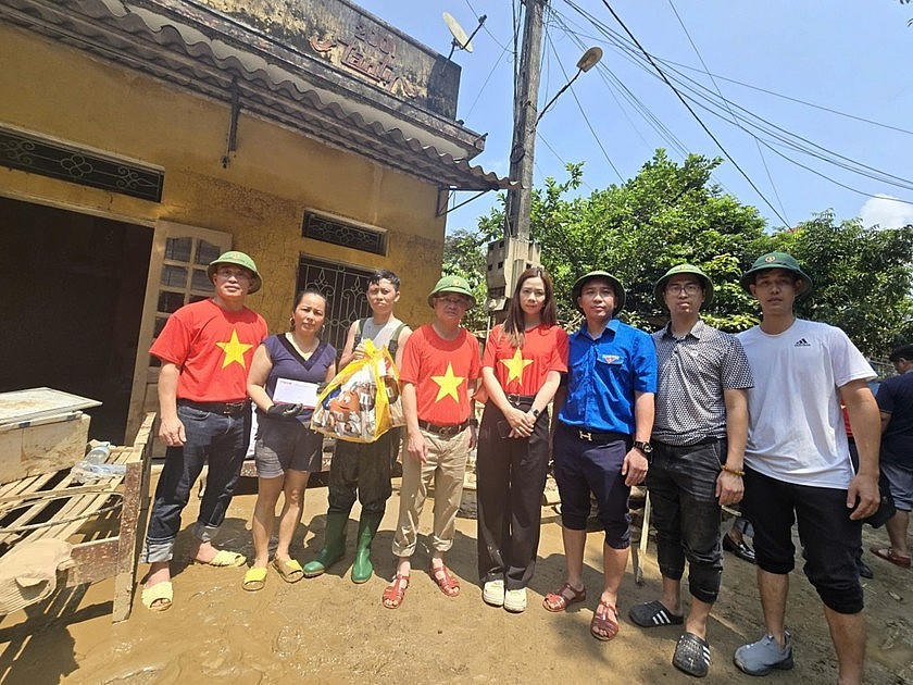 Những túi quà được trao tân tay bà con vùng “ rốn lũ “ Trấn Yên" ( Yên Bái).